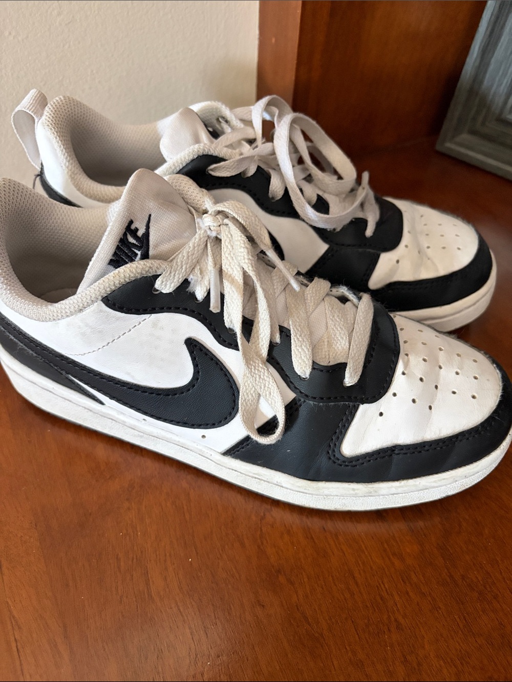 Nike White and Black Low-Top Sneakers size 4 Kids